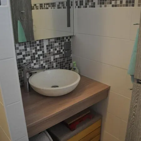 2p 30m2 Rdc A Pied 2mn Port Funiculaire Casino *